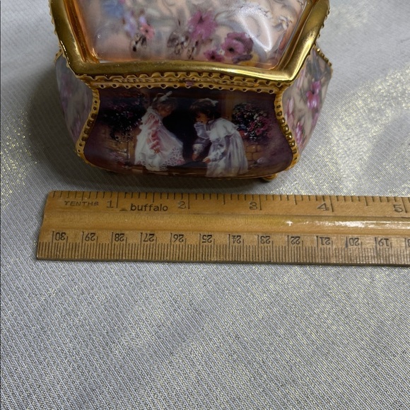 My Sister My Friend Shared Memories Heirloom Porcelain Music Box S Kuck No.E5114 - Picture 9 of 10